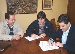 El alcalde, junto a los representantes de la Quinta del Praderón (Foto: Cedida)